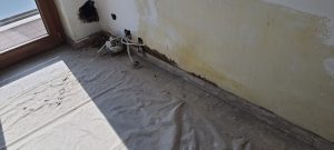 Segni di umidità di risalita alla base del tramezzo